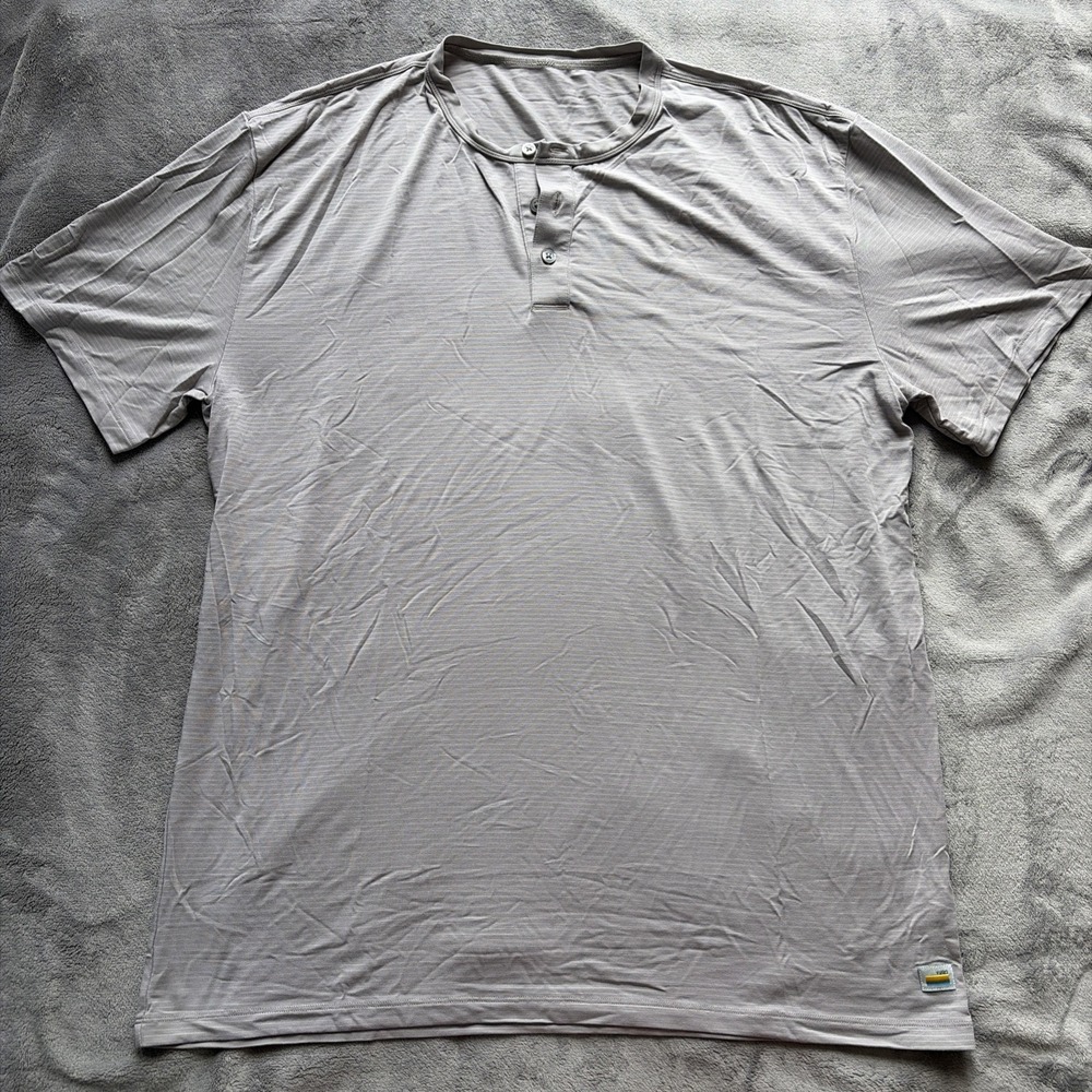 Vuori Mens Linear Henley Tee Short Sleeve Stripe Shirt Stretch Fog Size XL